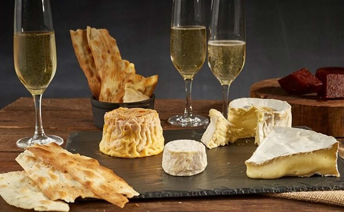 Сыр вино санкт петербург. Вино камамбер Франция. Шампанское и сыр. Сыр Бри и вино. Шампанское и сырная тарелка.