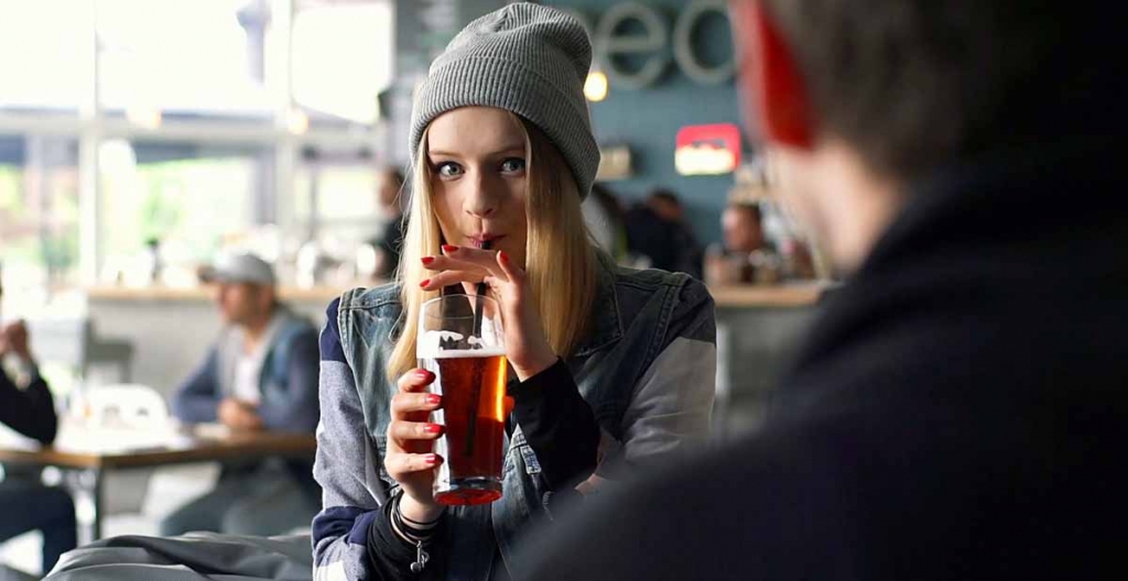 hipster-girl-drinking-beer-in-the-restaurant-and-chatting-with-her-friend_hvrlbjnc_thumbnail-full01.jpg