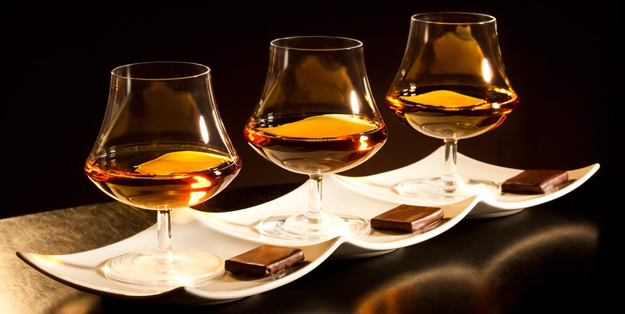 shok </h3> <p> Класичний французький підхід до дегустації ґрунтується на правилі трьох С: Cafe, Cognac, Cigare. Порядок такий: спочатку випивають каву, потім неквапливо дегустують порцію коньяку, а після цього викурюють сигару. </p> <p> Звичайно, цей метод вживання підходить не всім: наприклад, людям, що не палять, він точно не принесе задоволення. Крім того, таким чином, рекомендують дегустувати напої категорії V.S.O.P. і вище. У зв'язку з цим з'явився альтернативний спосіб розпивання: після дегустації спиртного його закушують скибочкою лимона. </p> <p> Знавці не рекомендують закушувати спиртне з більш-менш насиченим букетом ні лимоном, ні будь-яким іншим цитрусовим: тропічні плоди мають яскраво виражений аромат і різкий смак, здатний повністю перебити смак алкоголю. </p> <p> У широкому значенні підбір гастрономічного супроводу до коньяків має такі рекомендації: </p> <li> щоб згладити спиртуозність напою, його подають із солодкою закускою; </li> <li> солоні закуски подають тоді, коли можна та потрібно посилити смакові якості алкоголю; </li> <li> чорний шоколад можна подавати до алкоголю будь-якого класу;</li> <li> пряних та надто ароматних страв краще уникати, оскільки вони переб'ють коньячний букет.</li> <p> Доповнити порцію спиртного можна кубиками льоду, проте, як і у випадку із закускою, це допускається лише з молодими сортами напою, оскільки охолоджувати елітні види коньяку не можна. </p> <p> Також молоді сорти можна додавати до коктейлів.<br> </p> <h3></h3> <h3 style= shok1-e1542663076280.jpg