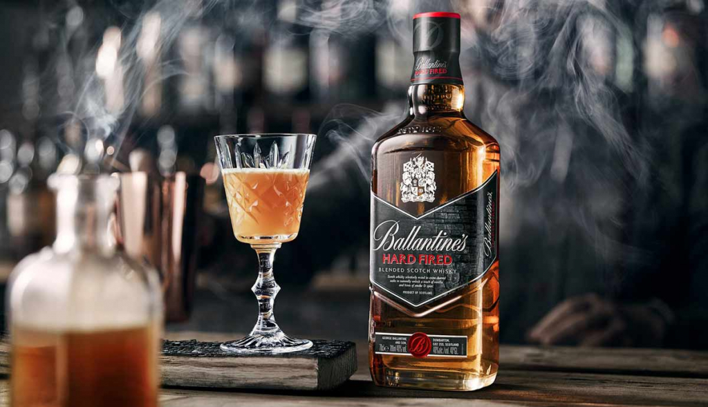 bokal-viski-napitok-alkogol-whiskey-ballantine-s-smoke-dym.jpg