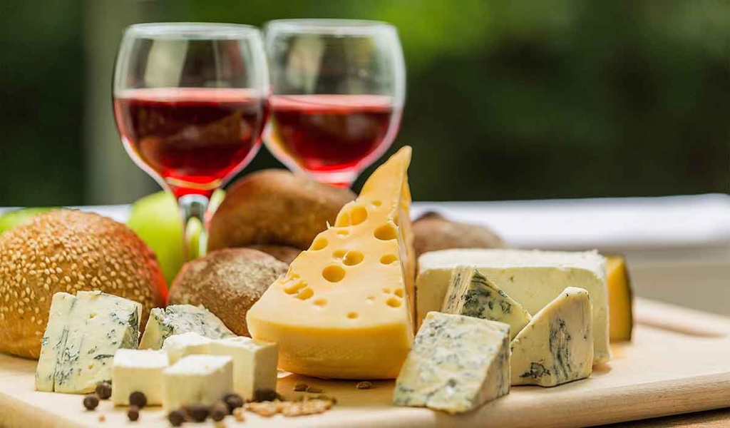 180323-pairing-wine-with-cheese-feature.jpg