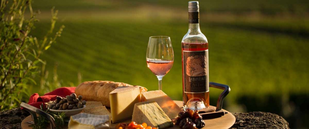 experiences-food-wine-hero-1-de-bortoli-yarra-valley-estate-victoria-2014-069027-2000x837.jpg