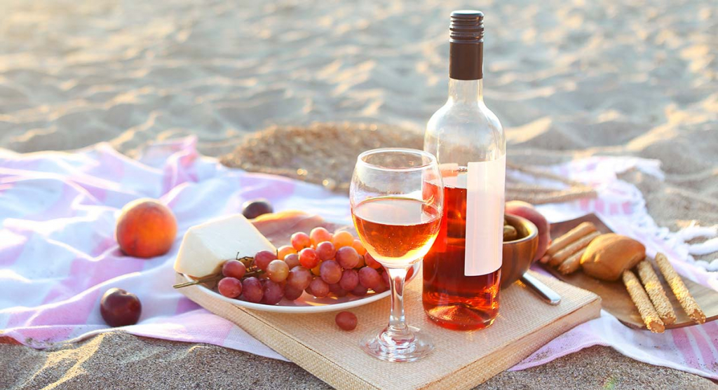249504-1600x1066-beach-picnic-with-rose-wine.jpg