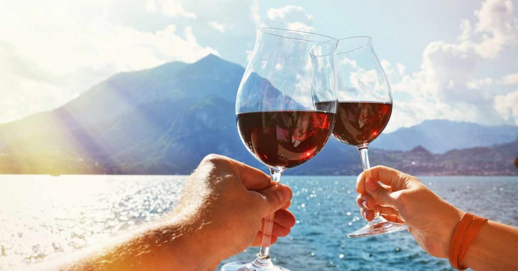 Drinking-Red-Wine-in-the-Summer-vino-rosso-destate.jpg