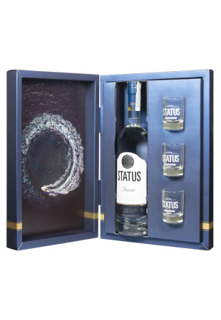 Водка Status Reserve с рюмками 0.7 л фото Водка Status Reserve с рюмками 0.7 л