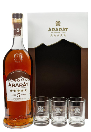 Бренди АрАрАт 5 лет с 3 бокалами 0.7 л